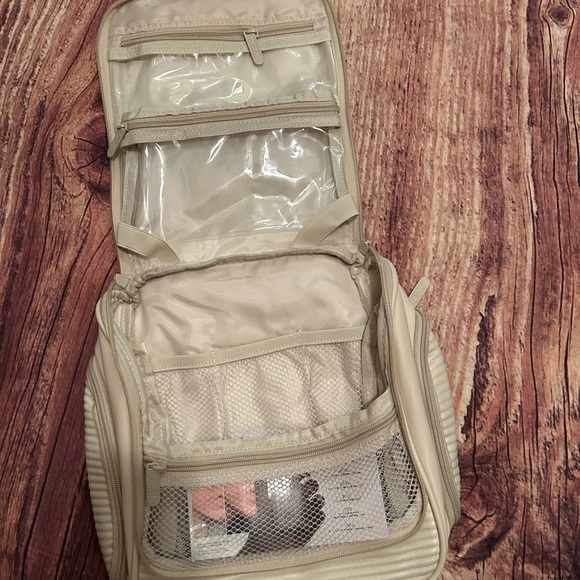 Dezi Pavk It All Multi Purpose Travel Tote in Off White - Picture 4 of 5